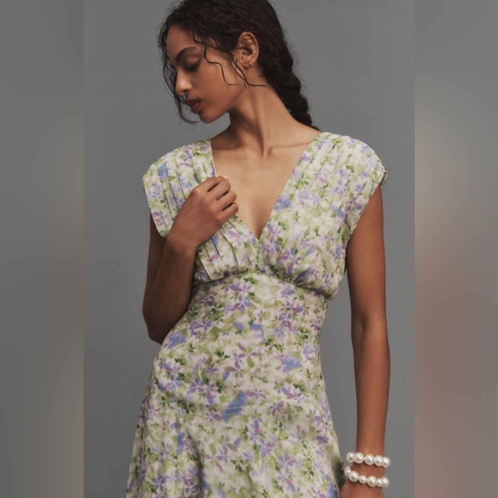 Astr the Label V-Neck Pleated Midi Dress NWT - Picture 3 of 16